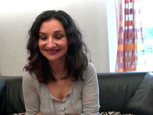 Casting de la maman amateur cougar suce une énorme bite