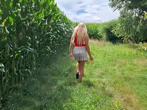 Sexe dans un champ de maïs après une pause de deux ans