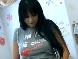 La mignonne beauté de l'université Chloe James joue avec son jouet,