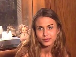 Raena Rains est une amateur blonde aux longs cheveux