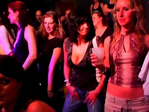 Baise partout dans la boîte de nuit tout le monde ayant des relations