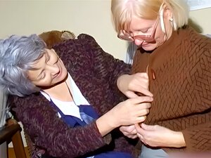 Granny lesbiennes jouant avec des seins naturels et se masturbant la