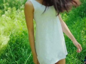 Petite modèle russe Cira Nerri strip-tease solo pour Playboy et