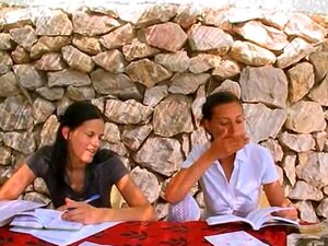 Leçon de fisting extrême avec deux glamours