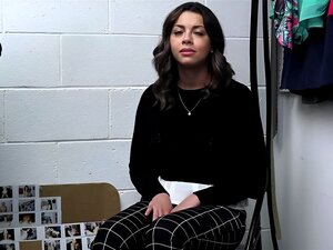 Penchée nue au bureau pour une fouille profonde de la cavité, la