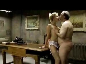 Une chatte juteuse percée d'une grosse queue