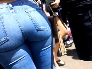 Une jolie latina avec un joli cul dans un jean serré