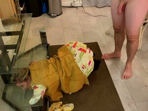 La belle-mère se coince et se fait baiser dans le cul