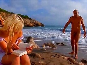 Sexe sur la plage en public avec une blonde sexy
