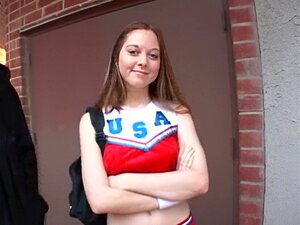 La pom-pom girl Scarlett Faye baise pour de l'argent