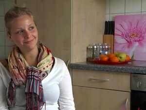 Délicieuse dame blonde aimerait avoir des relations sexuelles