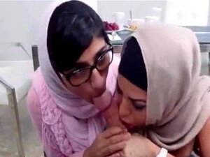 La belle-mère montre à sa belle-fille lesbienne comment sucer une