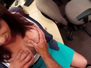 Une femme au foyer se fait pionner la chatte et baiser au prêteur sur