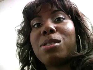 Une mignonne ébène montre ses compétences en pipe à gloryhole 19