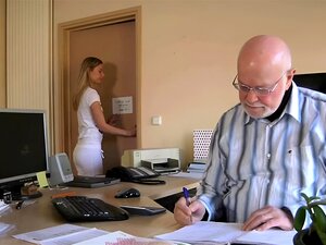La nouvelle secrétaire baise un vieux mec, le patron baise une belle