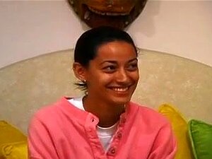 La Mexicaine Paola. La Mexicaine super-magnifique Paola Albini a ri
