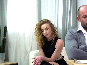 Nympho française aux cheveux bouclés Emily Angel Double Pénétrée