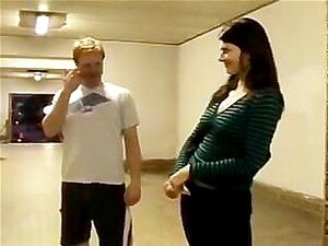 Une brune se fait baiser pour de l'argent