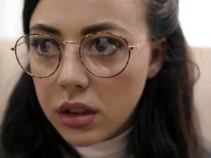 Les cheveux bruns nerd, Whitney Wright, vont se mettre à genoux et