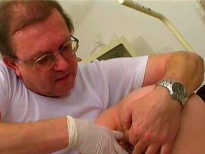 Vidéo GoldenPassions : Faire pipi dans sa chatte. Dr. Piss et