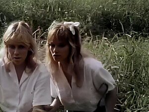 Porno classique dans la forêt avec deux femmes