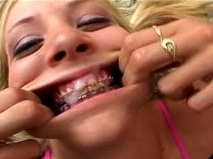 Gangbang anal sur une mignonne blonde