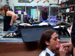 Une pwnshop en uniforme suce des queues en magasin