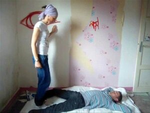 jolie bite de fille française qui s'écrase