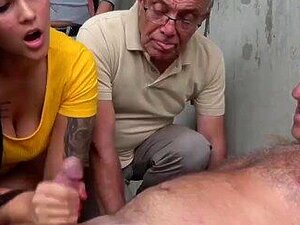 Belle-mère et belle-fille s'occupent du vieux Gunther