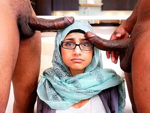 Le premier trio de Mia Khalifa avec une bite monstrueuse