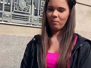 Une mignonne brune tchèque amateur montre ses seins fermes en plein