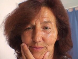 Il se fait baiser en cousant une grand-mère de 70 ans