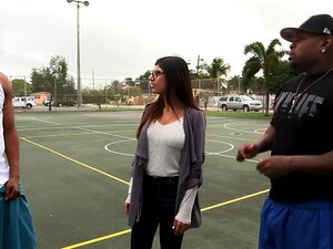 Des belles-belles-filles arabes coquines prennent un les sur la façon