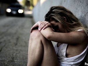 Une petite mignonne sans-abri baisée par la bite dure d'un homme