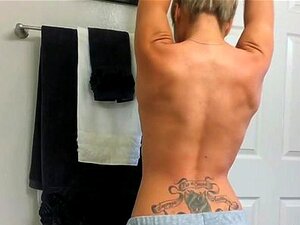 Le corps dur de Capri Cavanni prend un bain