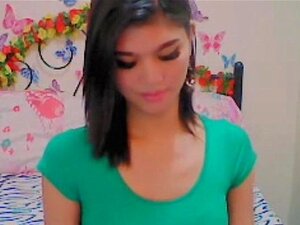 Une shemale asiatique de fac se fait salope devant la cam