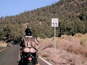 Katrina Jade appuie. Salope de motard avec Desert Dick Down
