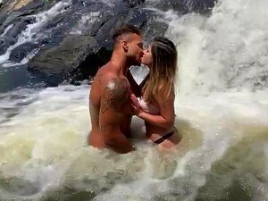 Session de baisers en cascade en plein air. Regardez la session de