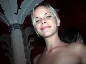 Des putes mignonnes à gros seins exhibent leurs parties chaudes lors