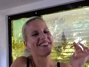 EVA ENGEL : Baise-moi le cul pendant que je fume une cigarette