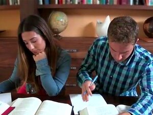 MILF India bouffe la chatte serrée de la mignonne Eva et elles se