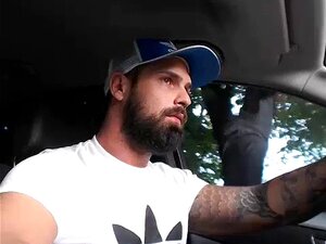 Mec tatoué barbu se branle