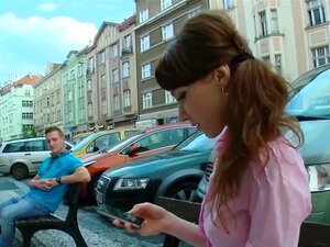 Teeny voulait se faire ramasser. Ayant repéré une ado chaude assise