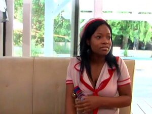 Chanell Heart lui apprend à se bouffer la chatte * Lesbienne 101 *