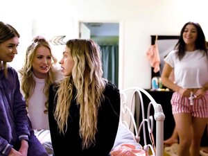 Soirée lesbienne pyjama interprétée par Khloe Kapri et Gia Derza