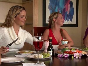 Salope lesbienne doigtée. Salope lesbienne doigtée avant de frotter