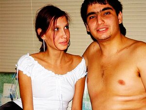 UN COUPLE MIGNON BAISE DANS LE NOIR