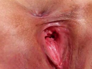 Une bombe tchèque époustouflante ouvre une fente imberbe et enfonce