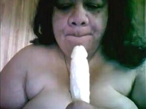 Grosse qui baise un concombre