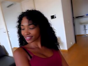 Une Colombienne a des seins naturels guilleret!